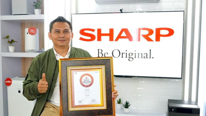 Choirul Hudah Manager Product Sales  Marketing (AV & BS) memarkan penghargaan Indonesia Best Brand Awards untuk produk TV