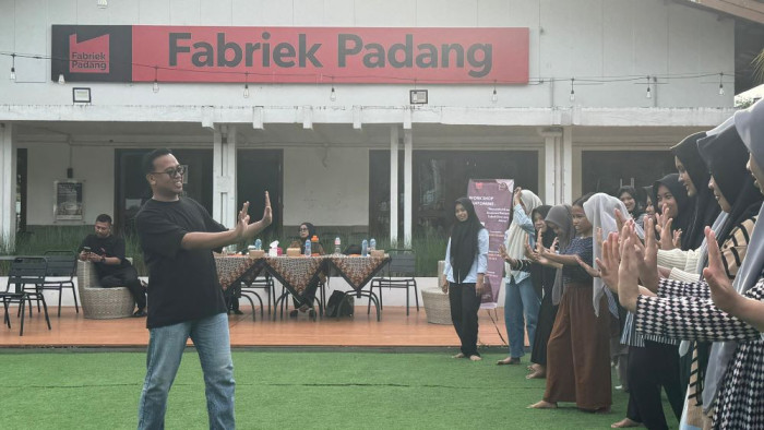 Komunitas Seni Payung Sumatera berkolaborasi dengan Fabriek Padang dan Rumah Kratif TBY Sumatera Utara menggelar workshop pantomim