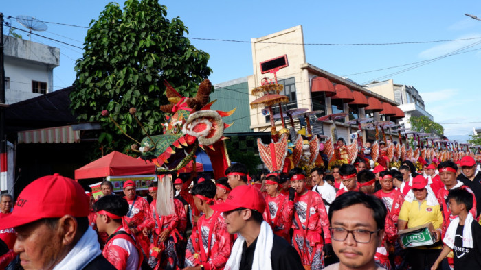 Ribuan warga riang gembira menyaksikan karnaval sepasan dalam rangka merayakan penutupan tahun 2024 sekaligus ulang tahun HBT yang ke-148  di kawasan Kota Tua Padang, Selasa 31 Desember 2024. Foto Like