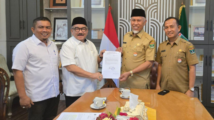 Anggota DPR M Shadiq Pasadigoe, menyerahkan surat dari Forum Anak Nagari Batipuh Selatan, Tanah Datar kepada Gubernur Sumbar Mahyeldi  di Istana Gubernuran Sumbar, Selasa (7/1/2025).