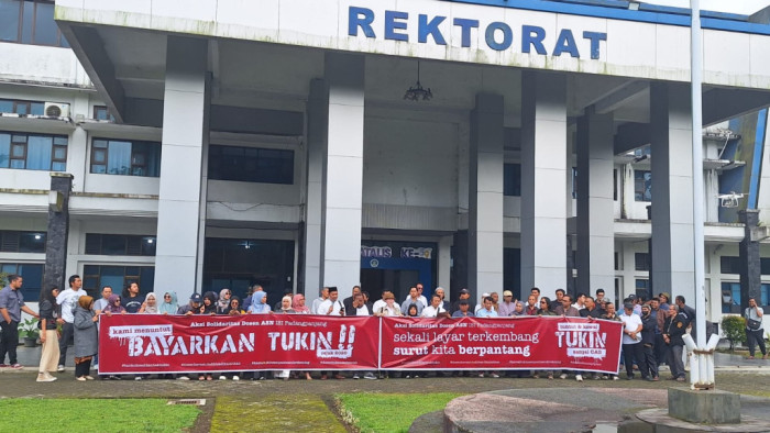 Pada Jumat (17/1/2025), para dosen di Institut Seni Indonesia (ISI) Padang Panjang turun ke lapangan menggelar aksi solidaritas di kampus mereka, tepat setelah pelaksanaan salat Jumat.