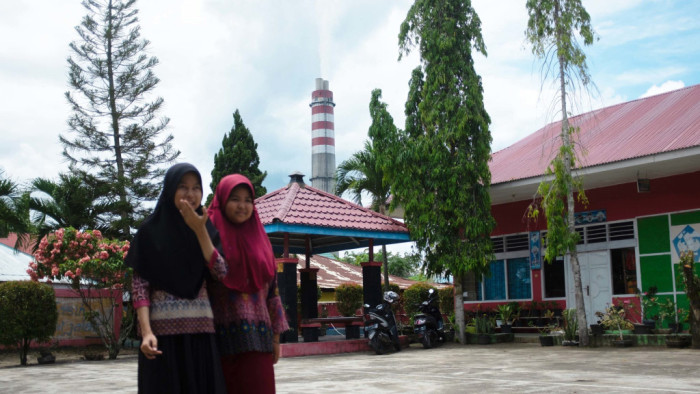 Siswa dan pendidik di Sekolah Dasar dan PAUD Sijantang terdampak abu pembakaran PLTU setiapharinya dan terganggu kebisingan PLTU. Foto Mangobay