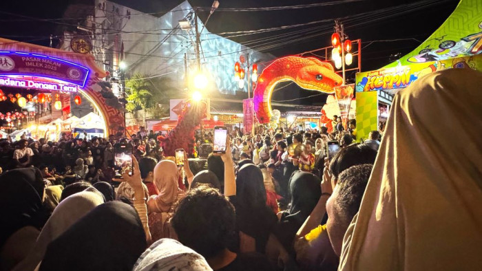 Malam itu puncak dari Pasar Malam Imlek 2576 Pasar Malam Imlek di kawasan Kota Tua Padang.foto like  