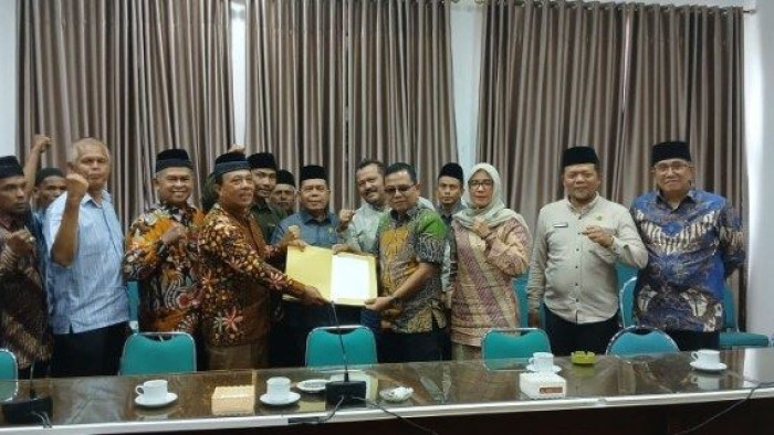 Ketua DPRD Tanah Datar, Anton Yondra, menyampaikan sikap ini saat menerima Forum Anak Nagari Batipuh Selatan (Batsel) di ruang sidang DPRD, Kamis (30/1/2025). Ia menegaskan bahwa DPRD akan berpihak kepada aspirasi masyarakat.