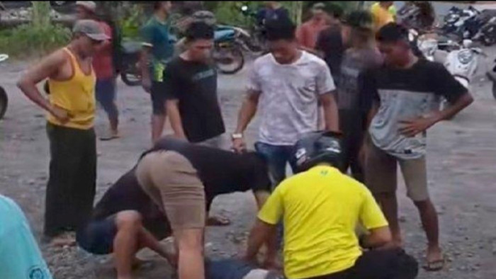 Seorang terduga pencuri tandan buah sawit (TBS) di Kecamatan Kinali, Kabupaten Pasaman Barat, dihajar massa hingga babak belur, Rabu (19/02/2025). 