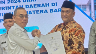Wakil Bupati M. Ihpan Serahkan LKPD 2024 Parbat ke BPK Perwakilan Sumbar