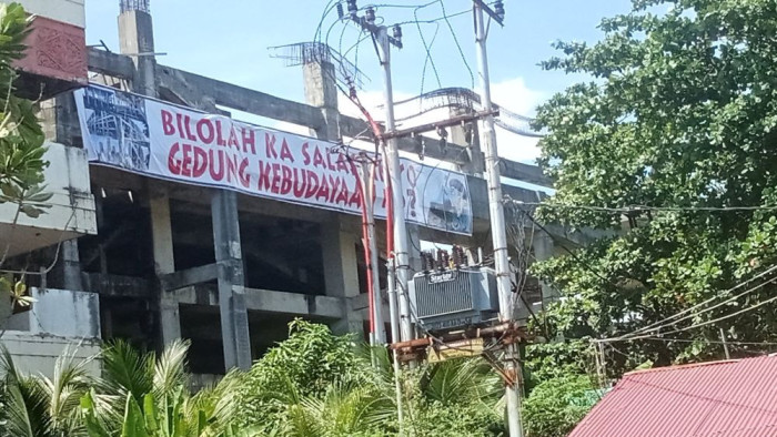Spanduk ukuran 25 X 4 meter terpampang di bengunan mangkrak Gedung Kebudayaan Sumatera Barat