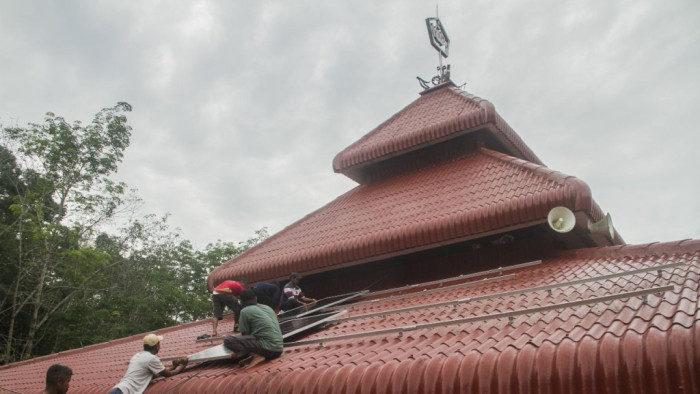 Masjid Buya Syafii Maarif di Sumpur Kudus Selatan, Kabupaten Sijunjung, Sumatera Barat, menggunakan energi fosil ke energi terbarukan dengan memanfaatkan tenaga surya.