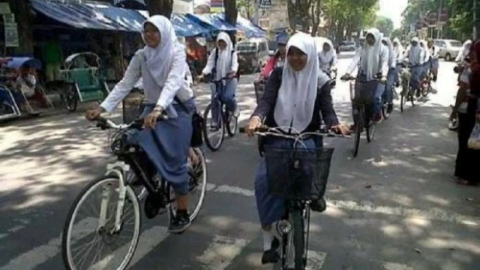 ejumlah siswa di Kota Bandung menggunakan sepeda ke sekolah. foto ANTARA/