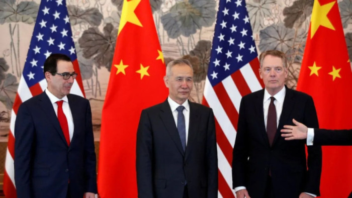Dari kiri, Menteri Keuangan AS Steven Mnuchin, Wakil Perdana Menteri Liu He dari China dan perwakilan perdagangan AS Robert E. Lighthizer, di Beijing awal Mei lalu. (Foto: Andy Wong)