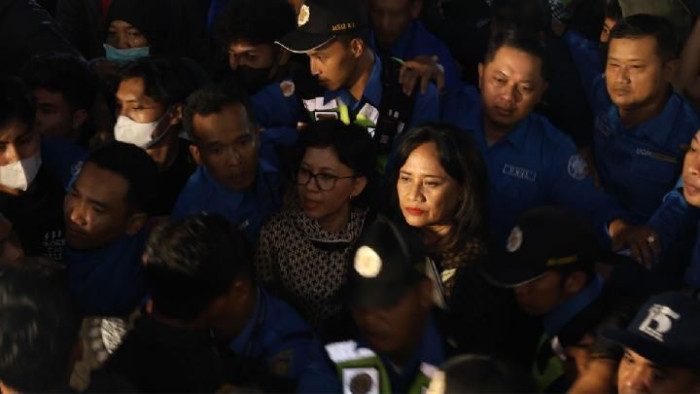 Rektor Universitas Gadjah Mada (UGM) Yogyakarta, Ova Emilia, terlibat desak-desakan pasca walk out dari diskusi dengan massa aksi Okupasi Balairung di Yogyakarta, 21 Mei 2025. Dok. Aliansi Mahasiswa UGM