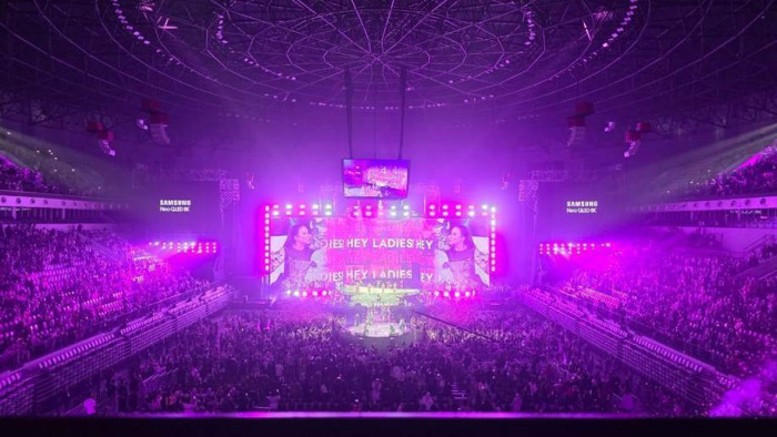 Samsung Vision AI memperkuat momen spektakuler konser Rossa dengan kualitas gambar dan suara yang tajam dan hidup. Segera rasakan pengalaman menghadirkan konser yang hidup di rumah dengan memesan Samsung Vision AI TV terbaru melalui pre-order!