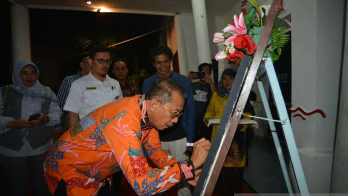 Pameran seni rupa nasional karya guru yang bertajuk “Lentera Masa” yang dibuka secara resmi Kepala Dinas Kebudayaan Sumatera Barat Jefrinal Arifin mewakili Gubernur Sumatera Barat pada Rabu malam (28/5/2025) di Galeri Taman Budaya Sumatera Barat, Padang. FOTO ANTARA