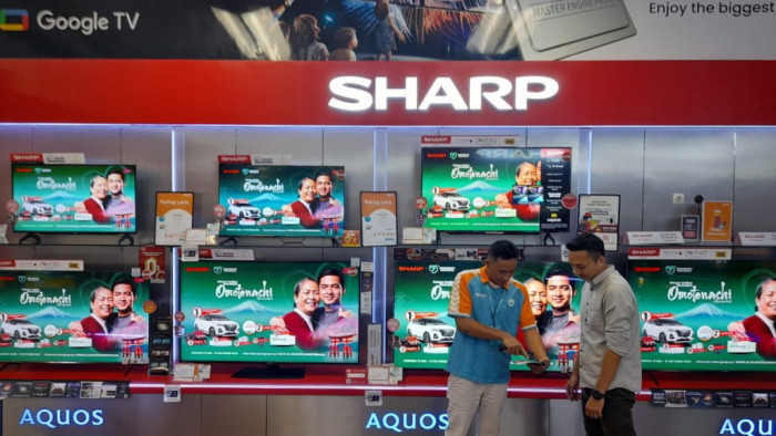 Konsultan Sharp sedang menjelaskan mengenai promo Omotenashi kepada pelanggan Sharp