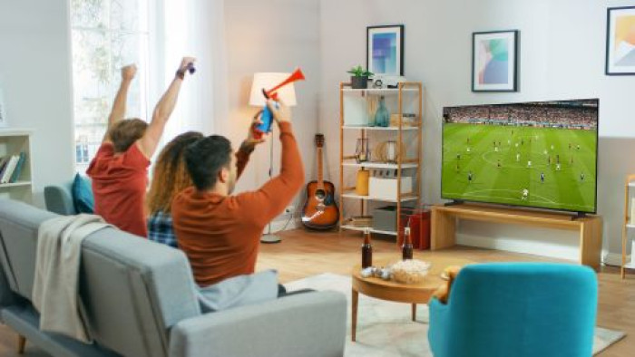 Keluarga sedang menyaksikan pertandingan bola dengan menggunakan AQUOS XLED HU8500