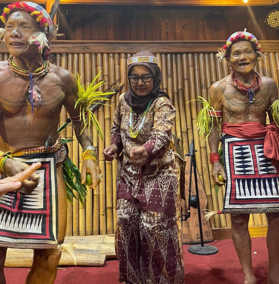 Susasr Rta Loravianti bersama dengan dua orang Sikerei saat mempratikkan tari Turuk Laggai. foto dok