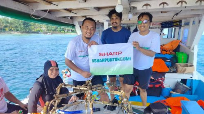 Karyawan Sharp bersiap mencangkok terumbu karang untuk mendukung pelestarian lingkungan