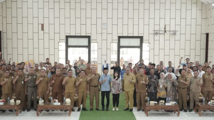 Foto bersama para tamu undangan