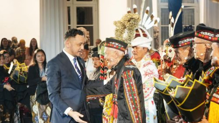 Wakil Menteri Kebudayaan, Giring Ganesha menyalami para maestro
