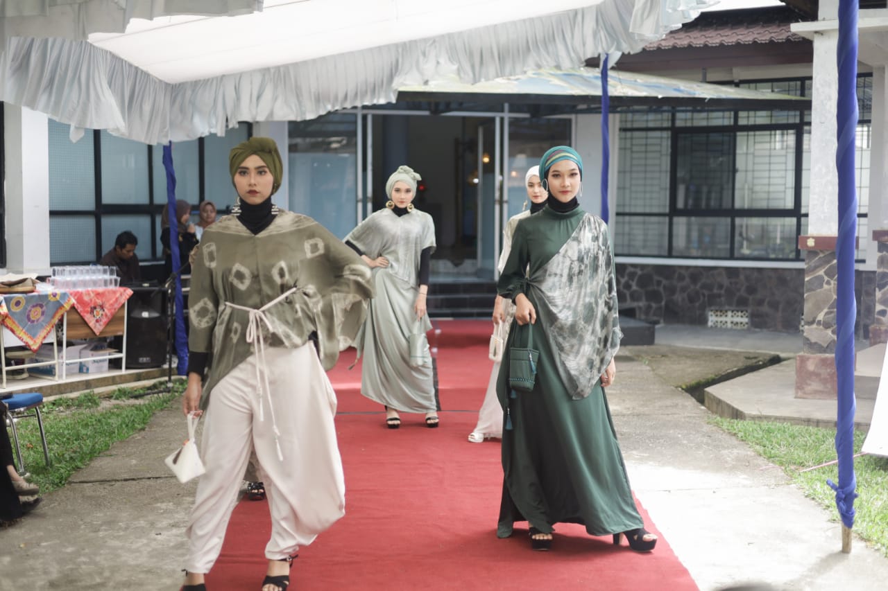 Persiapan peragaan fesyen bertema “Bergaya dalam Basah” karya Desra Imelda oleh Qytara Handycraft Padang Panjang yang akan tampil dalam pembukaan FPM #2 di PDIKM. foto dok
