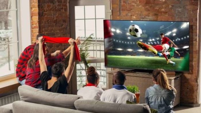 Menikmati pertandingan sepak bola dengan menggunakan Sharp LED terbaru akan lebih seru