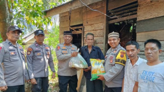 Jumat  Berkah, Polsek Pasaman Salurkan Sembako untuk Keluarga Kurang Mampu