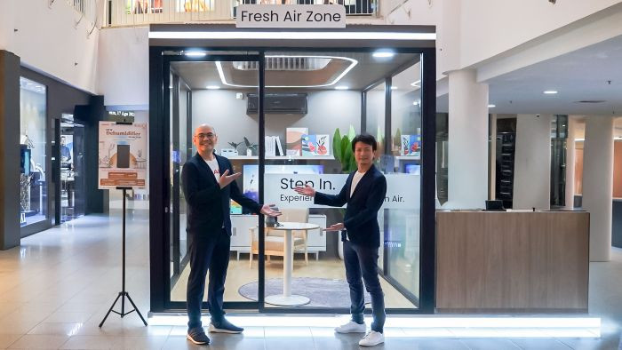 Perwakilan Sharp menunjukan area experience room di New Dehumidifier Exhibition at Mall Kelapa Gading 3