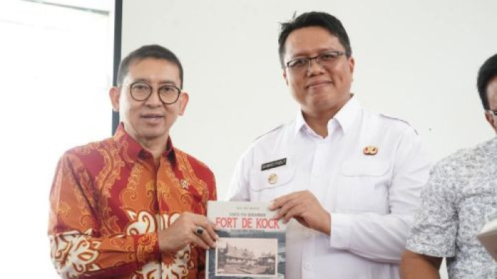 Wakil Bupati Ahmad Fadly menerima Buku Kartu Pos Bergambar dari Fort De Kock Padang dan sekitarnya tersebut dari Menteri Kebudayaan Fadli Zon