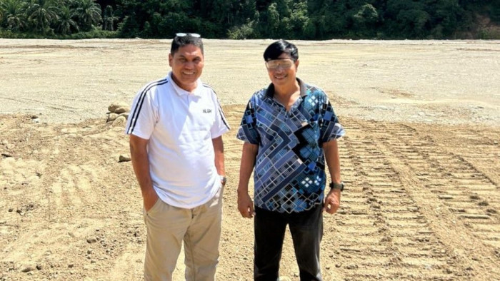 Tokoh masyarakat Najjar Lubis bersama penulis di lokasi rencana pembangunan lapangan sepak bola untuk persiapan Porprov Sumbar di Aek Nabirong, Kecamatan Koto Balingka, Pasaman Barat. (Ist)