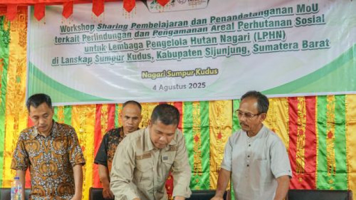 
Prosesi penandatanganan MoU [erlindungan dan pengamanan areal PS untuk LPHN di Lanskap Sumpur Kudus