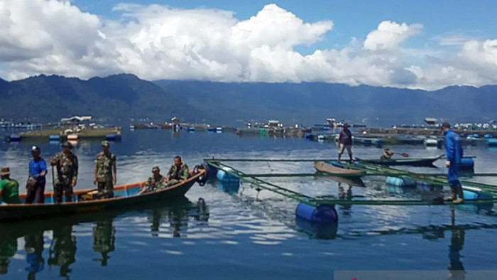 Danau Maninjau dan keramba jaring apung yang jumlah belasan ribu. foto antara