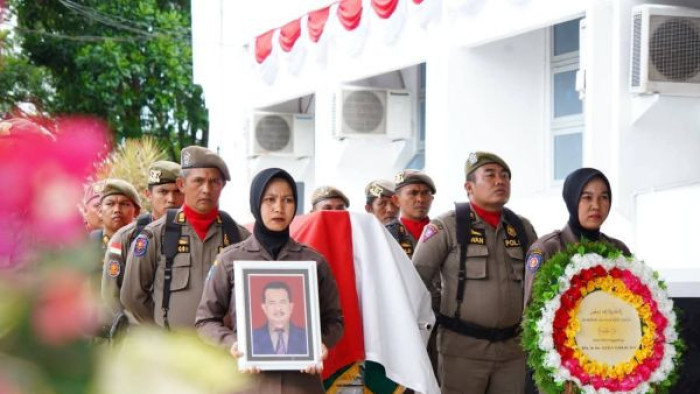 Perwakilan Sharp Indonesia bersama perwakilan sekolah menunjukan MoU kerjsama Sharp Class yang telah ditanda tangani oleh kedua belah pihak (1)