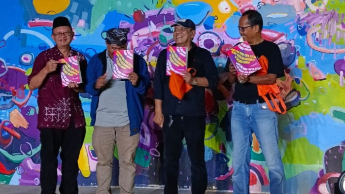 Peluncuran buku kompilasi tujuh seri Diskusi Kelompok Terpumpun (DKT) yang dilaksanakan sejak Maret-Juni 2025 sebagai rangkaian Pekan Nan Tumpah tahun ini berjudul Sebelum Dunia Punya Istilah, Kami Sudah Melakukannya di Halaman Rumah yang dieditori Nasrul Azwar dan Mahatma Muhammad, Minggu 24 Agustus 2025.