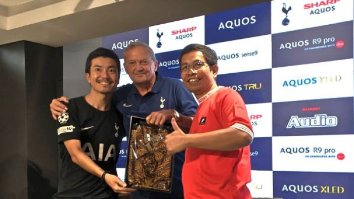 Garry Mabbutt menerima kejutan ulang tahun dari tim Sharp saat acara Nobar di Jakarta