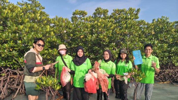 025 - Foto 3 - Anggota Sharp Greenerator bersama perwakilan Sharp dan fasilitator melakukan aksi bersih bersih pantai