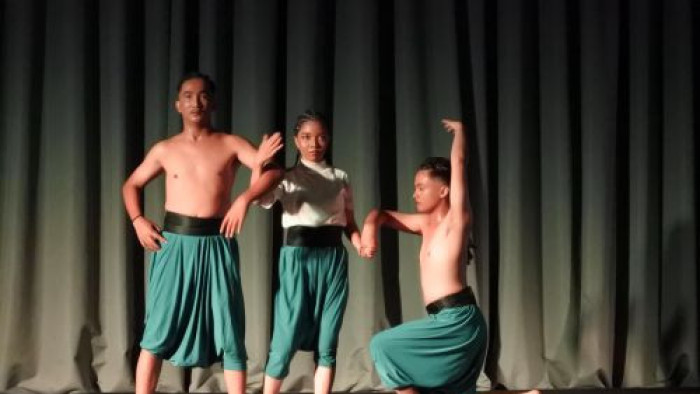 karya tari kontemporer berjudul Saruik Batali Salingkaik Baduri karya Muthia Rianti yang dipentaskan dalam perhelatan Ganggam Tari Kontemporer 3 di Taman Budaya, Minggu, 7 September 2025, bertempat di Lantai 4 Gedung Dinas Kebudayaan Sumatera Barat.