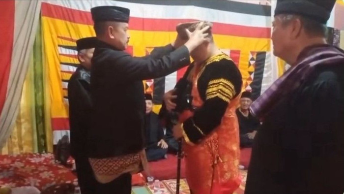 ]
Prosesi penobatan gelar Datuak Rajo Basa kepada H Nurman HMN di ranah Desa Limau Hantu Kanagarian Balah Aie, Kecamatan VII Koti, Padang Pariaman, Sumatra Barat pada Minggu, 14 September 2025  