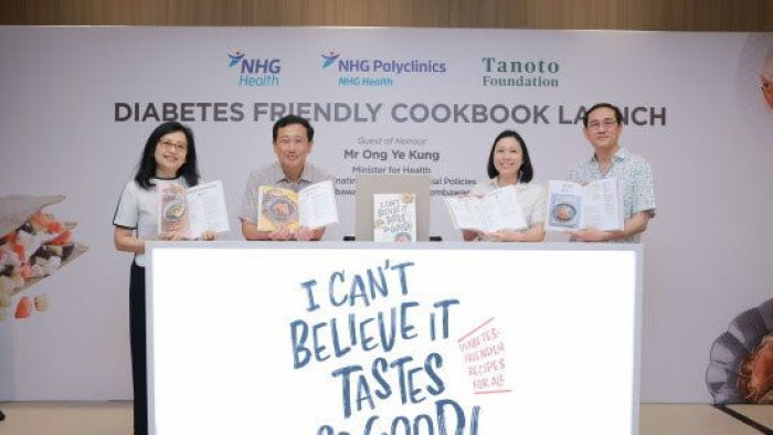 (Kiri ke kanan): Associate Professor Karen Ng, Kepala Perawatan Primer, Kesehatan Populasi, NHG Health sekaligus CEO NHG Polyclinics; Ong Ye Kung, Menteri Kesehatan dan Menteri Koordinator Kebijakan Sosial, Penasihat Sembawang GRC GROs (Sembawang Central); Belinda Tanoto, Anggota Dewan Pembina Tanoto Foundation; dan Prof. Benjamin Seet, Ketua Dewan Medis (Penelitian) serta Wakil Ketua Kantor Kemitraan Akademik NHG Health, meluncurkan buku resep sehat I Can’t Believe It Tastes So Good! di NHG Sembawang Polyclinic.