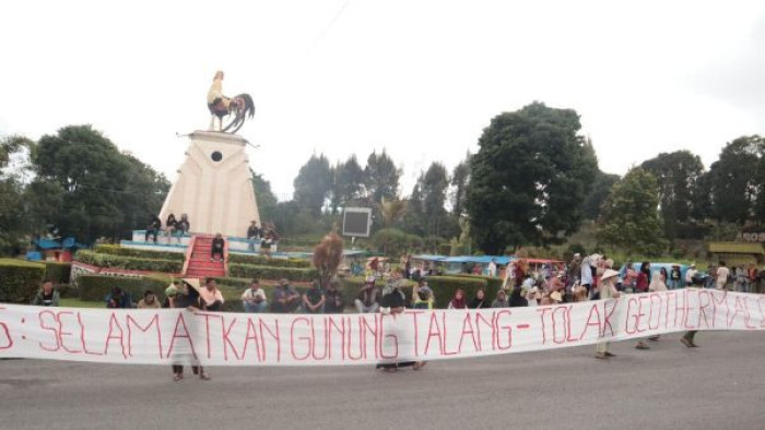 Ratusan petani yang tergabung dalam Himpunan Masyarakat Pencinta Alam Gunung Talang (HIMAPAGTA) menggelar aksi damai memperingati Hari Tani Nasional 2025 di lingkungan Pemda, Kayu Aro, Kabupaten Solok, Selasa (23/9/2025).