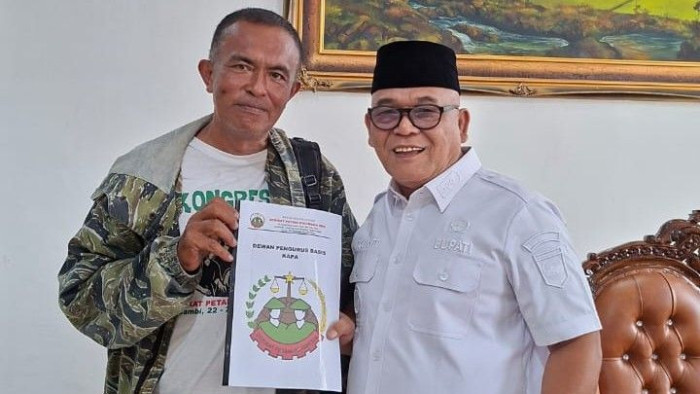 Ketua SPI Pasaman Barat, Januardi menyampaikan aspirasi kepada Bupati H Yulianto. (Ist) 
