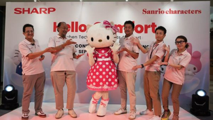 Perwakilan Sharp berfoto bersama karakter Hello Kitty