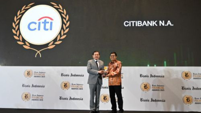 CEO Citi Indonesia, Batara Sianturi, menerima penghargaan untuk Citi Indonesia yaitu 'Best Performance Bank' (kategori KBMI 2) di ajang tahunan Bisnis Indonesia Financial Awards 2025