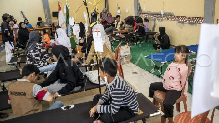 Siswa korban keracunan usai menyantap menu makan bergizi gratis (MBG) menjalani perawatan medis di Posko Penanganan di Kantor Kecamatan Cipongkor, Kabupaten Bandung Barat, Jawa Barat, Selasa (23/9/2025). Berdasarkan data dari posko penanganan hingga Selasa (23/9) pukul 07.00 WIB sebanyak 352 siswa dan orang tua mengalami keracunan yang diduga akibat menyantap hidangan makan bergizi gratis pada (22/9/2025). Foto ANTARA 