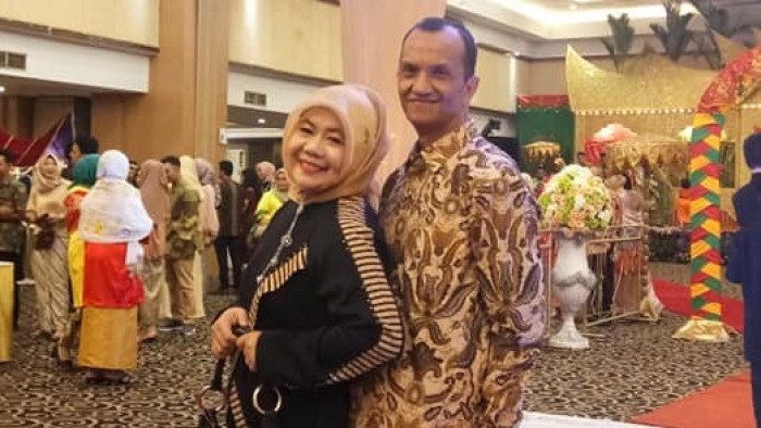 Almarhum Indra Sakti Nauli bersama istri tercnta Helma Tuti foto dok