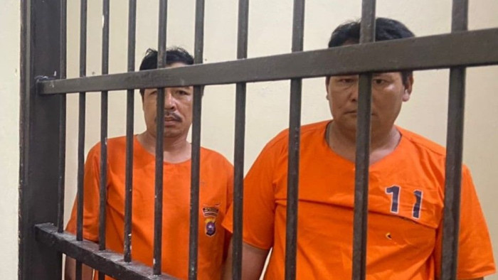 Dua warga adat Mentawai, Nulker dan Rusmin, telah ditahan selama delapan hari tanpa kejelasan status hukum, meskipun kedua belah pihak telah sepakat berdamai melalui mekanisme restorative justice sejak 13 Oktober 2025.