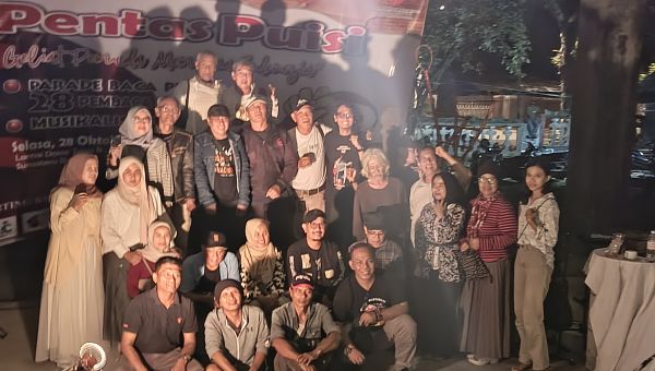 Puluhan pegiat seni-budaya berkesenian dengan riang gembira membacakan puisi, bermusik, dan bermonolog. Mereka mmbaca Indonesia dari Gedung Kebudayaan  yang mangkrak bertahun-tahun dalam merenungi 97 tahun Sumpah Pemuda. Rabu, 28 Oktober 2025.