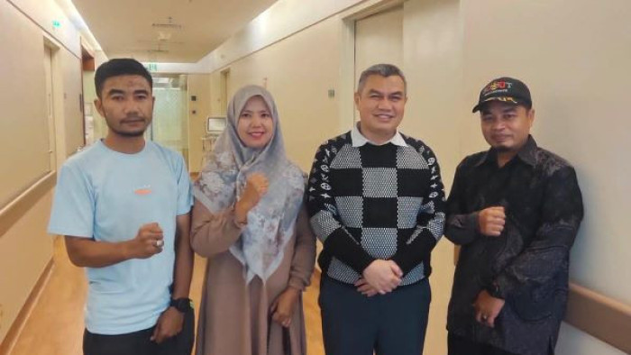 

Ketua DPD GM Pro Tanah Datar Oondri Gustian, S.Th.I, didampingi Sekretaris, Asrul Wahid, M.Pd, dan Wakil Bendahara, Yesi Oktafia, S.Pd, ketika bersilaturahmi dengan Irjen Kamenag RI Khairunas, Senin (28/10/2025), di Kemenag RI, Jakarta. 