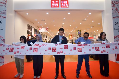 -Dari kiri ke kanan: Pelanggan pertama UNIQLO Basko City Mall; Hidana Nur Jannah, Store Manager UNIQLO Basko City Mall; Ryohei Sato, Co-COO PT Fast Retailing Indonesia (UNIQLO Indonesia); H.Basrizal Koto, CEO Basko City Mall;  Irena Basko, Direktur Keuangan PT.Graha Jakarta Utama.