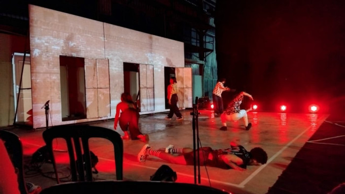 PEMENTASAN teater Pintu karya sutradara Yusril Katil yang digelar pada Senin ,malam, 10 November 2025 di Fabriek Padang. 