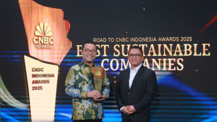  Kariyanto Hardjosoemarto, CEO VinFast Indonesia (kiri), menerima penghargaan di acara tersebut.